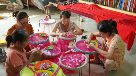 Trang phục có giá đến trăm triệu đồng, vì sao du lịch làng thêu Đông Cứu vẫn 'loay hoay'?