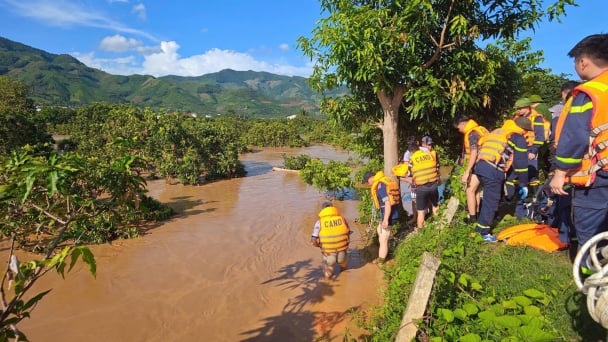 Xúc động hình ảnh chiến sĩ công an giải cứu thành công 6 người dân mắc kẹt giữa dòng lũ