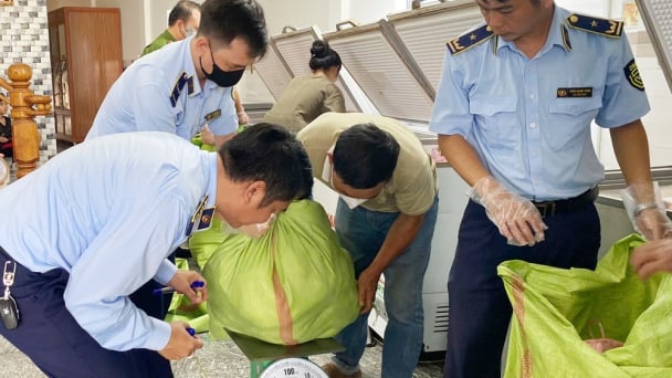 Rợn người đột kích 2 cơ sở kinh doanh, phát hiện hàng tấn thịt mỡ bốc mùi nồng nặc