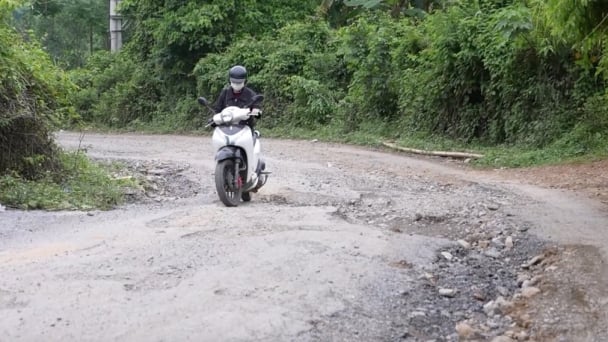 Đường tỉnh lộ 587 Quảng Trị đầy ổ voi, ổ gà