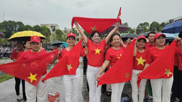 Thanh Hóa: Bất chấp mưa lớn, gần 32.000 người nhuộm đỏ Quảng trường Lam Sơn trong ngày hội đi bộ