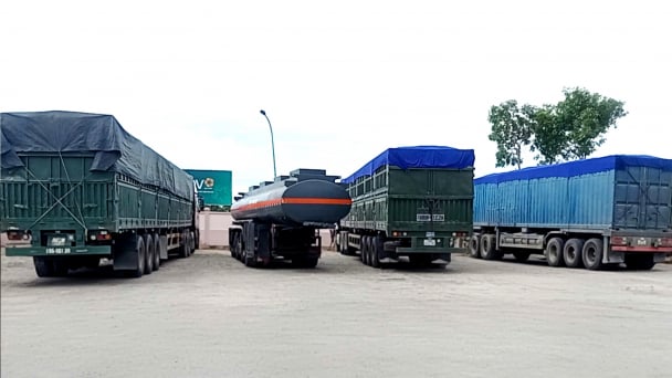 Kinh hoàng 3 xe đầu kéo chở cát quá tải gần 300% bị CSGT bắt giữ trong đêm 