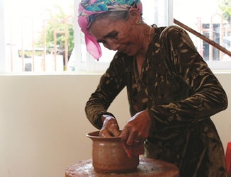 Độc đáo nghề gốm “mẹ truyền con nối” 