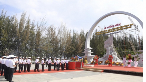 Đoàn công tác của Bộ Quốc phòng dâng hương tưởng niệm chiến sĩ Gạc Ma