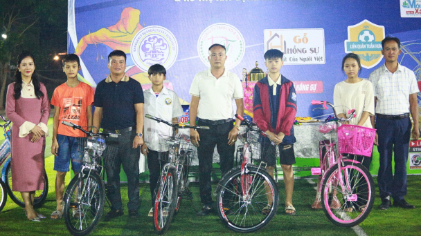 Lạng Giang tổ chức giải bóng đá gây quỹ tặng\'xe đạp cho em tới trường”