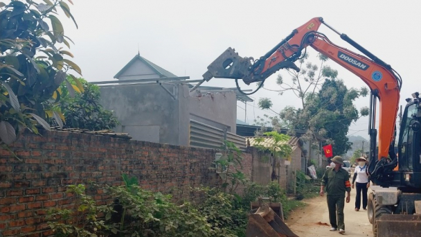 Một hộ dân bức xúc khi bị cưỡng chế phá dỡ nhà