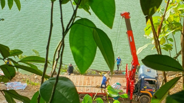 Dùng ô tô bứng cây tạo \'cảnh trời Âu” ra khỏi rừng Quảng Trị