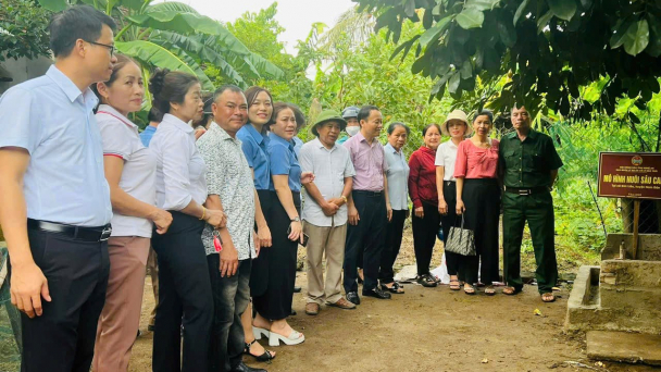 Nghệ An: Tổ chức cho cán bộ và hội viên nông dân tham quan mô hình xử lý rác thải thân thiện với môi trường 