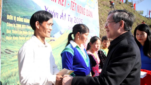 Chủ tịch Trung ương Hội Nông dân Việt Nam tặng quà Tết cho hội viên nông dân Lào Cai và Lai Châu