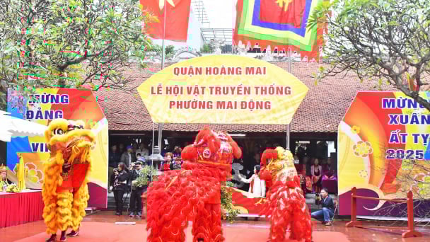 Đình làng Mai Động rộn ràng tiếng trống vật mùa Xuân