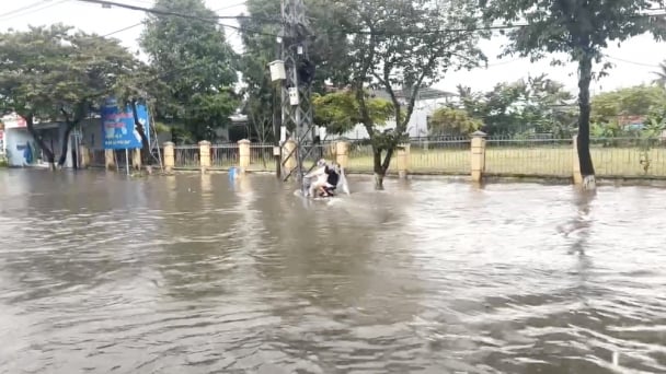 Mưa 30 phút, phố biến thành sông, người dân lội bì bõm giữa trung tâm phía Tây Quảng Ngãi 