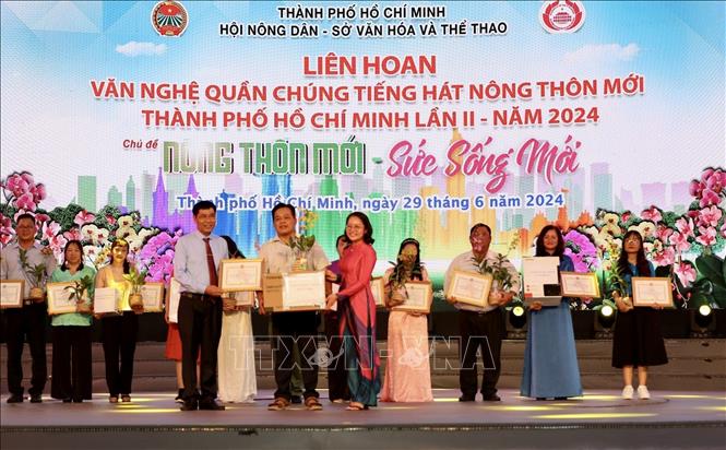 Sôi nổi tiếng hát nông thôn mới