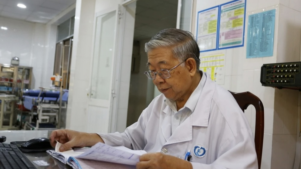 Người bác sỹ già cứu sống nhiều bệnh nhân tim mạch nguy kịch