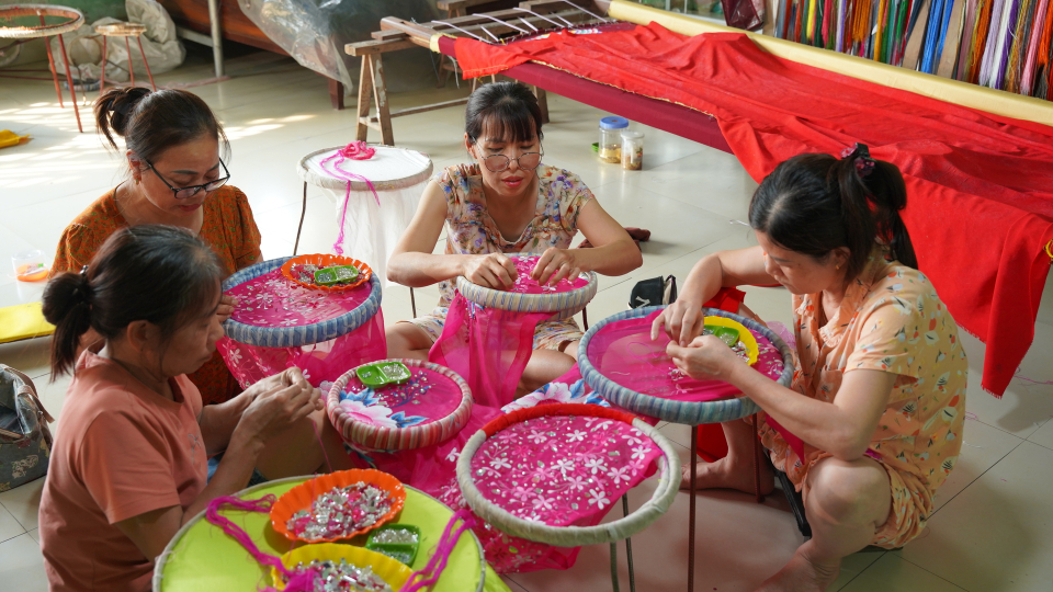Trang phục có giá đến trăm triệu đồng, vì sao du lịch làng thêu Đông Cứu vẫn 'loay hoay'?