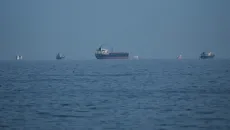 Tàu chở dầu đi qua eo biển Hormuz bằng tuyến đường mới