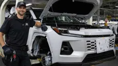 Vì sao Toyota RAV4 bị cắt giảm sản lượng dù bán 'đắt như tôm tươi'?