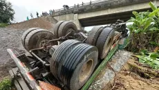 Xe tải ben chở cát mất lái tự lao làm hư hỏng lan can cầu