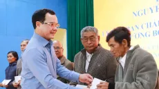 Trao hơn 100 suất quà cho hộ nghèo và người có uy tín tại xã Lạc Dương
