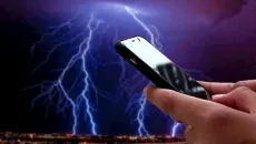 [GALLERY] Điện thoại có hút sét không? Sự thật khiến nhiều người bất ngờ
