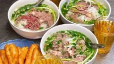 Giá xăng giảm, vì sao bát phở vẫn tăng 5.000 đồng?