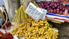 Thị trường trái cây Hà Nội đón chà là tươi giá rẻ, hấp dẫn người tiêu dùng