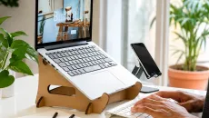 [GALLERY] Dùng laptop sai cách, nhiều người âm thầm làm hại cột sống cổ