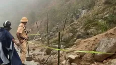 Cảnh báo phương tiện lưu thông tuyến quốc lộ phía Tây Quảng Ngãi do sạt lở