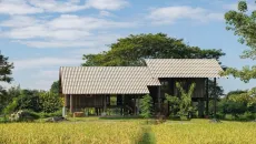 Kiến trúc nằm giữa ruộng lúa sử dụng năng lượng thiên nhiên