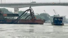 Cảnh sát đường Thủy kịp thời cứu hộ tàu mắc trụ cầu Việt Trì