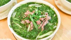 [VIDEO] Xăng giảm hơn 10.000 đồng/lít, vì sao bát phở vẫn neo giá 90.000 đồng?