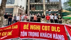 [VIDEO] Dự án Harmony Square Hà Nội chậm bàn giao gần 5 năm, dân căng băng rôn