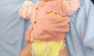 Bé gái sơ sinh bị bỏ rơi trong đêm, tình trạng lúc phát hiện ai cũng xót xa