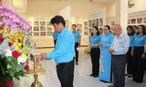 Cán bộ công đoàn dâng hương tưởng nhớ Chủ tịch Hồ Chí Minh và Chủ tịch Tôn Đức Thắng