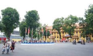 Người dân háo hức trước giờ tổng hợp luyện diễu binh, diễu hành