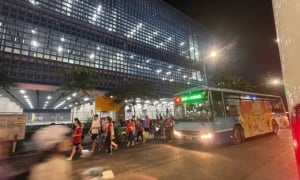Tàu điện, xe buýt phát huy hiệu quả, nhanh chóng giải tỏa hành khách sau sơ duyệt A80