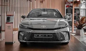 Toyota Camry HEV giảm tới 140 triệu đồng, giá bán ra từ 1,32 tỷ đồng