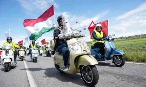 Hơn 25.000 xe máy Vespa từ 67 quốc gia đổ về thành Rome, Ý