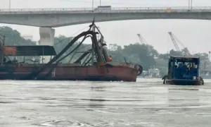 Cảnh sát đường Thủy kịp thời cứu hộ tàu mắc trụ cầu Việt Trì