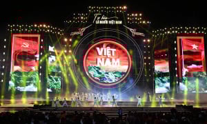 30.000 khán giả đổ về Quảng trường Mỹ Đình xem concert 'Tự hào là người Việt Nam'
