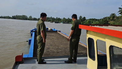 Bắt giữ 6 phương tiện tàng trữ gần 537 m3 cát “lậu”