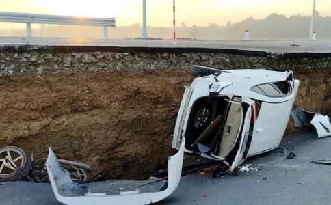 Tây Ninh: Sụt lún mặt đường ngay chân cầu mới khánh thành, ôtô, xe máy gặp nạn, 6 người bị thương