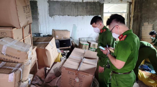 Công an phát hiện kho hàng nội thất cực lớn không rõ nguồn gốc