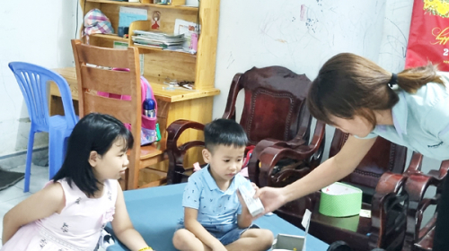 Áp lực nuôi con thời bão giá