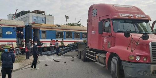 Vụ tàu SE5 va chạm xe đầu kéo: Nhân viên gác chắn không làm tín hiệu dừng tàu