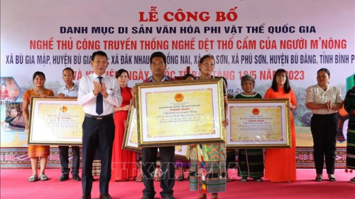 Dệt thổ cẩm của người Mnông Bình Phước được công nhận Di sản Văn hóa phi vật thể quốc gia