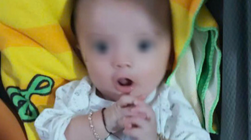 Giữa trưa, phát hiện cháu bé bị bỏ rơi ven đường với 2 bình sữa pha sẵn