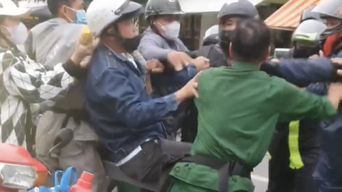 Chạy ngược chiều ở phà Cát Lái, nhóm đi môtô còn... tỏ thái độ!