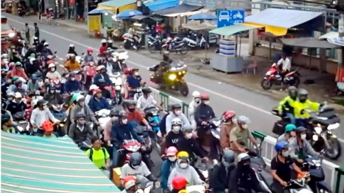 Đi mô tô phân khối lớn và thói xấu tự cho mình quyền ưu tiên
