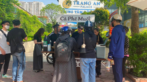 Đoạn đường 100m có tới 4 xe đẩy bán cà phê: Chỉ vài chục triệu là có thể khởi nghiệp, 'ông lớn' Highlands Coffee, The Coffee House,.. vẫn đứng ngoài cuộc