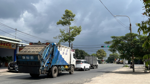 Chấn chỉnh xe rác rò rỉ nước thải xuống đường
